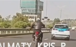 Мотоциклист устроил соревнование в стиле GTA с полицейскими в Алматы