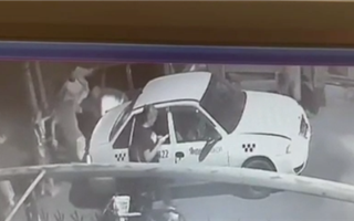 "Сломали два ребра" - жестокое избиение алматинского таксиста попало на видео