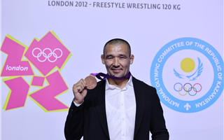 Казахстанскому борцу вручили на чемпионате мира олимпийскую медаль, которую он заслужил десять лет назад