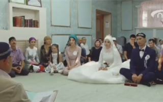 Жених прямо в мечети бросил невесту, которая попросила на махр новый "Хаммер" 