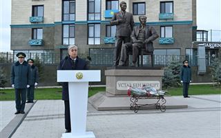Президент открыл памятник Мухтару Ауэзову и Кайыму Мухамедханову «Ұстаз бен шәкірт» в Семее