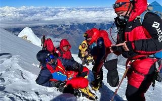 Лавина сошла на альпинистский лагерь в Гималаях – видео