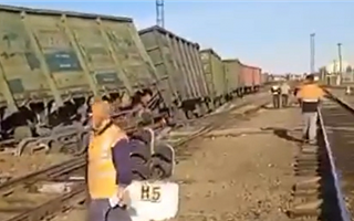 Четыре грузовых вагона сошли с рельсов в Атырауской области