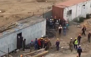 Били одного толпой: в Казнет попало видео драки строителей возле колонн Astana LRT