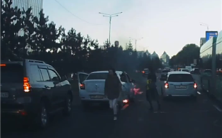 В Алматы во время езды загорелась машина с пассажирами - видео