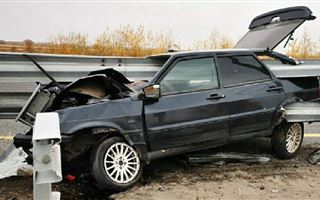 В Павлодарской области водитель снес отбойник на мосту