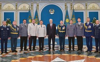 В канун Дня Республики Президент присвоил высшие воинские и специальные звания, классные чины