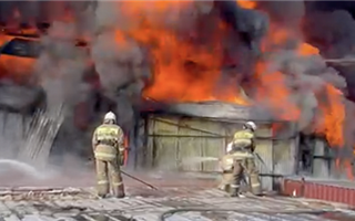 Пожарным удалось потушить крупный пожар на барахолке в Алматы