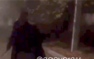 В Алматы на видео попал мужчина, который кидался на людей с ножом