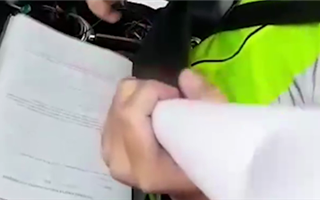Полицейские в ВКО проверяют водителей на трезвость при помощи кулька из бумаги - видео