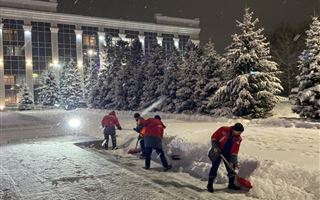 В Усть-Каменогорске из-за снегопада уборочная техника работает круглосуточно