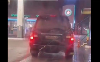 Водитель вырвал шланг с газом на алматинской заправке - видео
