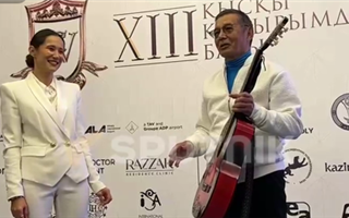 Досым Сулеев передал свою гитару 1974 года на аукцион