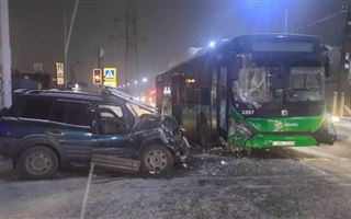 В Алматы автомобиль лоб в лоб врезался в маршрутный автобус
