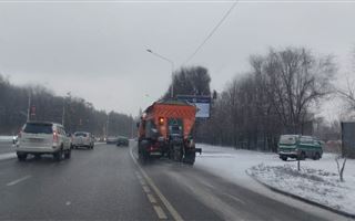 Алматы от снега убирают более 400 единиц спецтехники