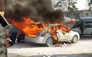 На авторынке в Алматы очевидцы тушили загоревшийся автомобиль - видео