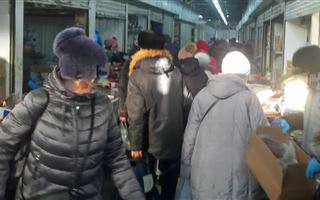 Просроченные консервы, мясные обрезки и куриные лапы - что покупают на «оптовке» в Алматы