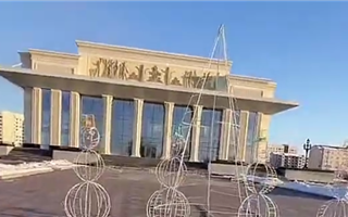 "Это можно назвать оформлением?" - талдыкорганцев рассмешили ёлка и снеговики перед акиматом