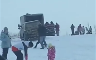 Казахстанцев возмутило видео, на котором мужчина избивает ребёнка на снежной горке