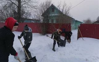 Карагандинские волонтеры убирают снег во дворах