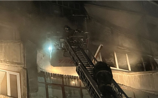 Мужчина выпрыгнул с третьего этажа, спасаясь от пожара