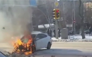 В Астане машина загорелась после ДТП - видео