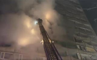Названа предварительная причина пожара в многоэтажке в Караганде