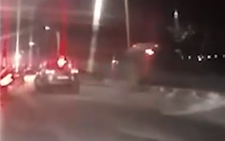 Автомобиль слетел с моста в Актобе - видео