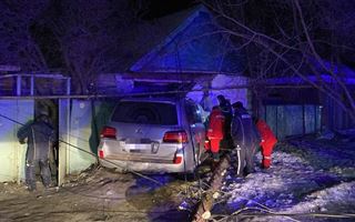 В Уральске мужчина на угнанном Lexus врезался в дом и погиб
