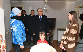 Президент пришёл в гости к жительнице Рудного, чтобы удостовериться в восстановлении теплоснабжения