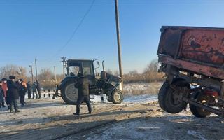 Товарный поезд протаранил трактор в Жетысуской области 