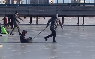 "Обычные, покрышки, невидимые" - блогер изучил, на каких санках жители Актау катаются по замерзшему Каспию