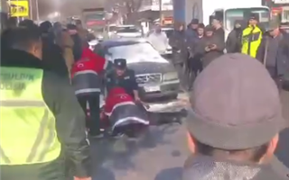 "Сам себя порезал" - задержание окровавленного мужчины в Алматы попало на видео