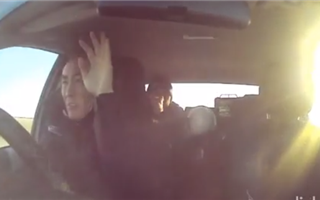 Труба влетела в лобовое стекло автомобиля в Атырауской области - видео