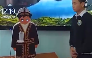 Казахстанский школьник сделал робота, который разливает кумыс