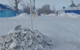 "Сезонный лежачий полицейский" - частичная очистка улицы насмешила казахстанцев