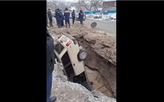 В Семее автомобиль упал в яму, где ремонтировали водопровод