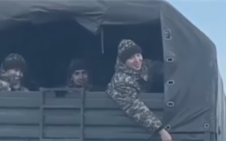 Казахстанцев растрогал солдат, изменивший надпись на военном грузовике