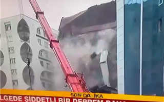 В Турции произошло ещё одно землетрясение, и здание обрушилось в прямом эфире