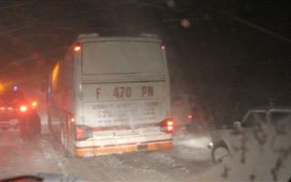 Более 400 автомашин и 30 автобусов скопилось на закрытом участке дороги в Жамбылской области