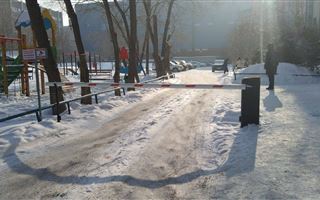 Шлагбаумы демонтируют во дворах в Усть-Каменогорске 