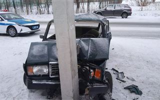 Автомобиль врезался в столб в Петропавловске, пострадали водитель и пассажирка