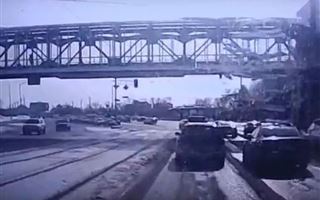 Упавший с надземки снег повредил авто в центре Усть-Каменогорска