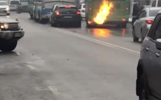 Горящий автобус проехался по улицам Алматы - видео