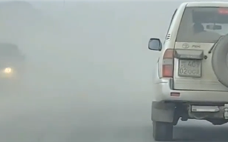 Спецмашина устроила локальную пыльную бурю на Талгарском тракте