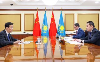 Премьер-министр РК провел встречу с Чрезвычайным и Полномочным послом КНР в Казахстане