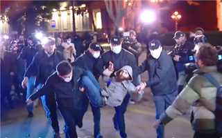 Полиция в Грузии вторую ночь подряд применяет водомёт для разгона протестующих