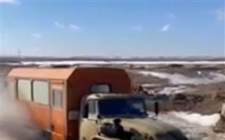 В Актюбинской области потоком воды чуть не унесло грузовик
