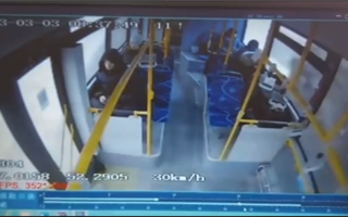 В сети появились кадры столкновения автобуса с грузовиком