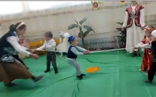 Казахстанцев насмешило видео, на котором дошкольники "сломали систему" при перетягивании каната